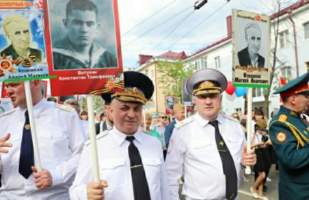 Прокурор и генерал МВД вышли на «Бессмертный полк» с одним и тем же портретом